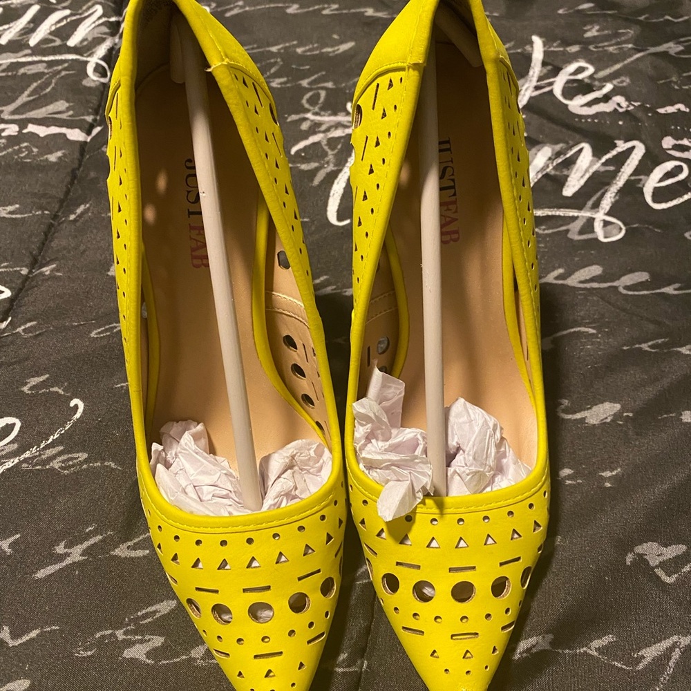 Yellow 4” heels size 6 - Picture 3 of 6